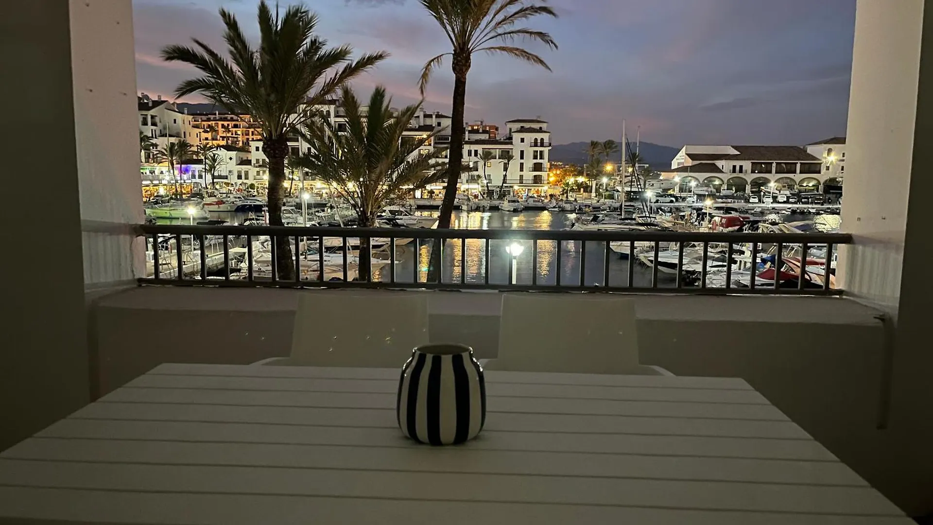 Apto Con Vista Al Puerto Y Salida A La Playa Manilva Spain